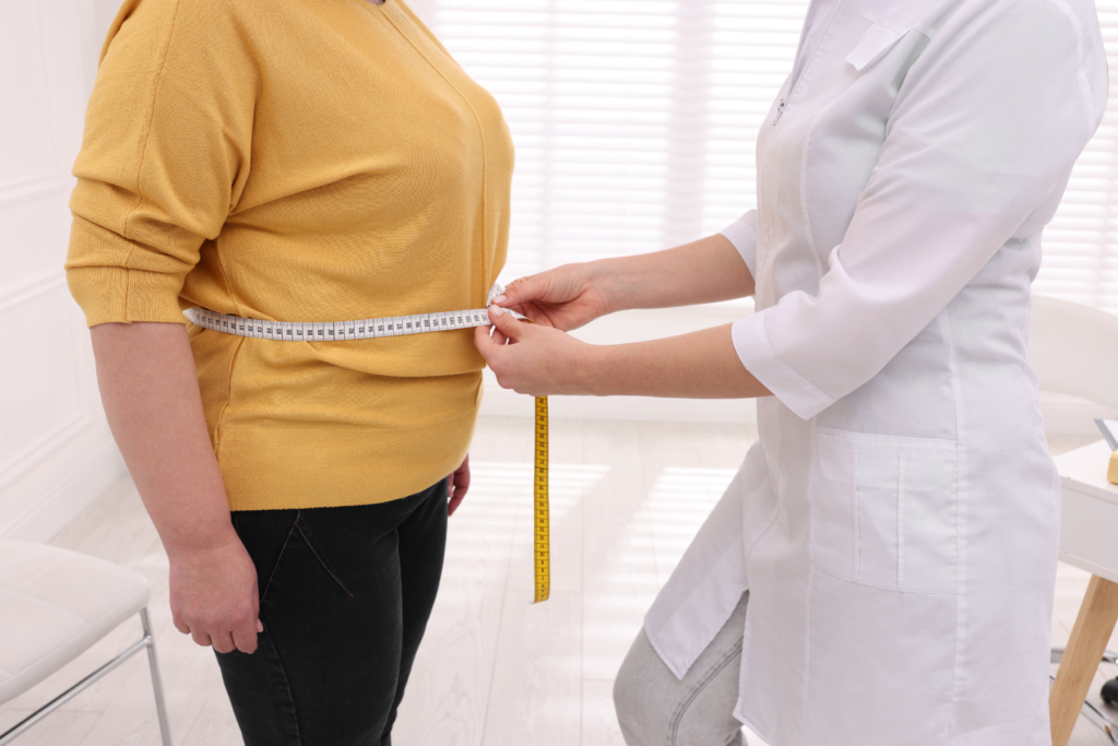 Quando una persona perde peso per restrizione calorica da dieta, l’ipotalamo reagisce con delle sentinelle che aumentano fame e desiderio di mangiare, abbassando il metabolismo e cercando di far recuperare esattamente la quantità di grasso presente prima del calo ponderale.