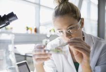 Vaccini antinfluenzali potenziati e cell-based: nuovi dati Focused scientist using tweezers in petri dish