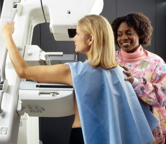 Resistenza a lapatinib nel carcinoma mammario HER2-positivo: identificati nove nuovi biomarcatori Donna sottoposta a esame diagnostico per carcinoma mammario in ambito ospedaliero