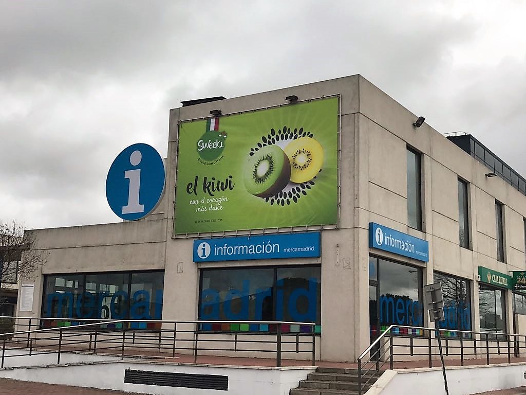 Affissioni per il kiwi Sweeki a Madrid