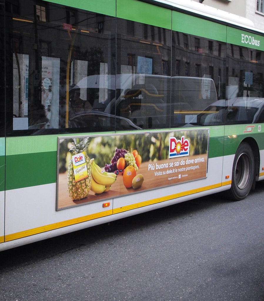 La filiera Dole viaggia in tram a Milano