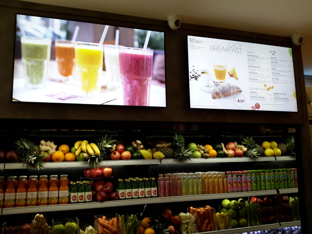 Il banco del JuiceBar nella stazione Ponte di Novara di Chef Express