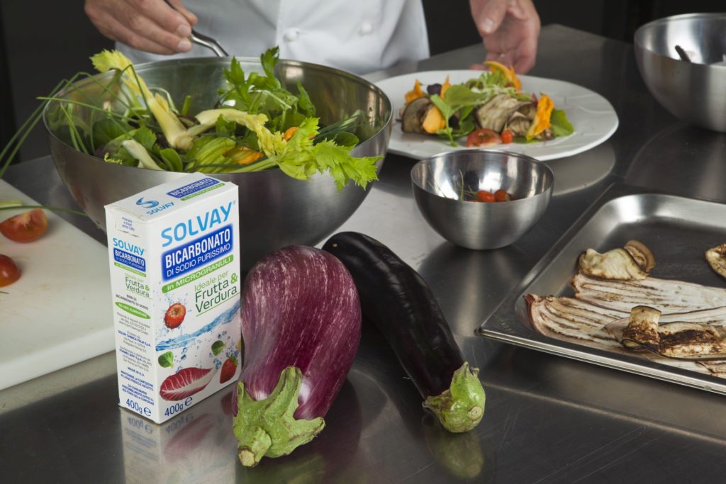 Lavare frutta e verdura con il bicarbonato Solvay