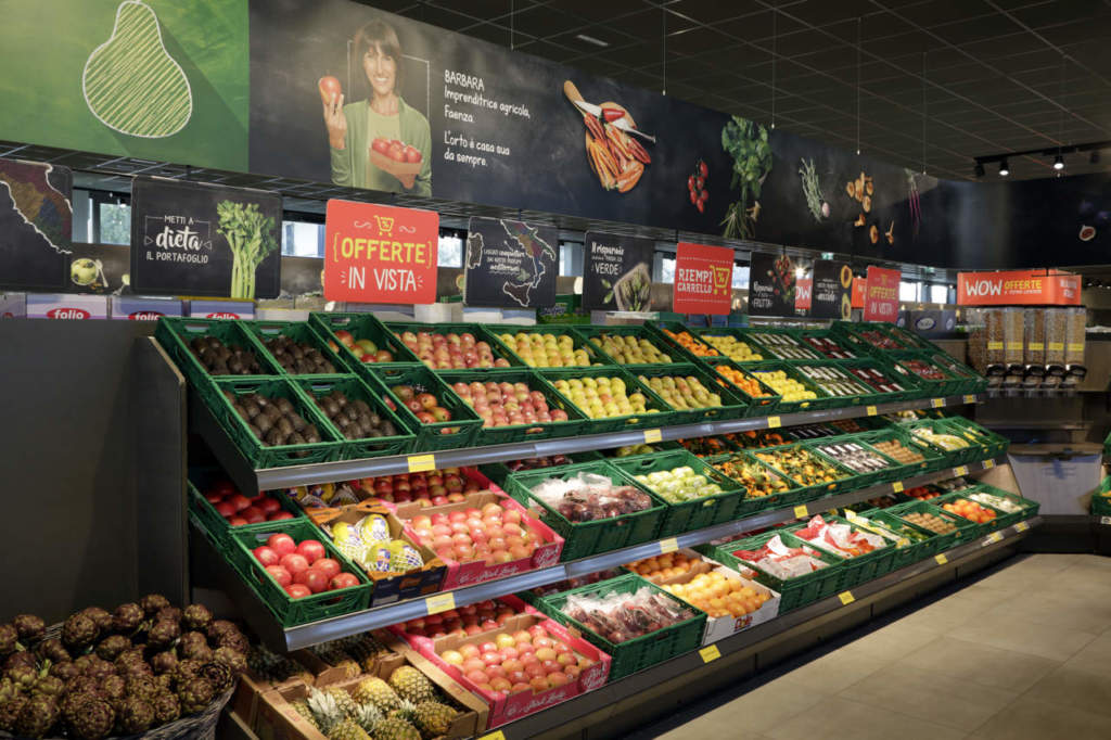 Un reparto di Aldi. La catena punta decisamente a ridurre l'impatto della plastica inquinante, sostituendola con quella riciclabile o compostabile