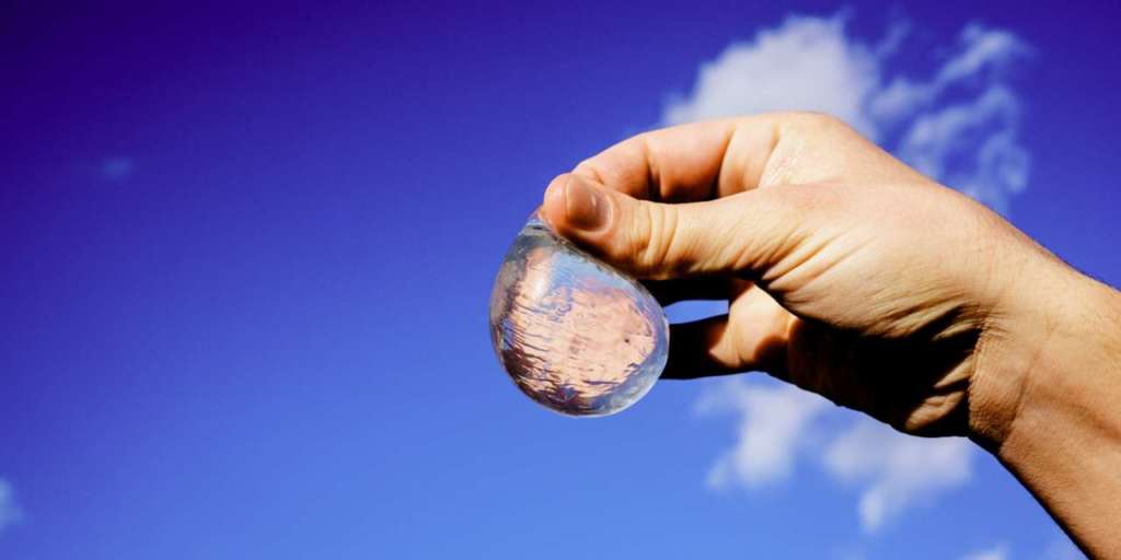 Nella bolla sferica da bere della start up Skipping Rocks Lab, il packaging è un involucro fatto di alga