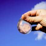 Nella bolla sferica da bere della start up Skipping Rocks Lab, il packaging è un involucro fatto di alga