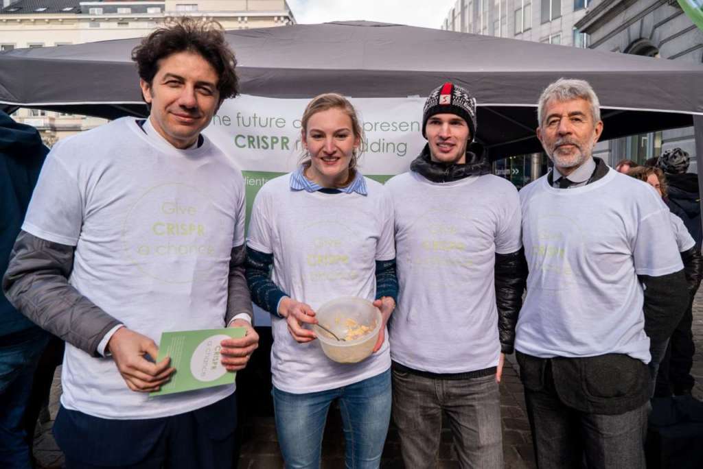 I radicali Marco Cappato e Marco Perduca a Bruxelles promuovono la tecnica Crispr di genome editing con un atto di disobbedienza civile