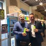 Il presidente di NaturaSì, Fabio Brescacin, alla prova degli erogatori d'acqua in uno dei 280 store della catena bio, che ha lanciato il progetto Plastic Free