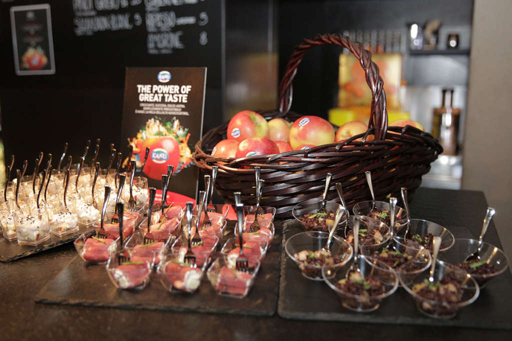 La mela Kanzi prodotta dai Consorzi VOG e VI.P, in Alto Adige, ha gusto succoso e croccante e piace a un consumatore giovane