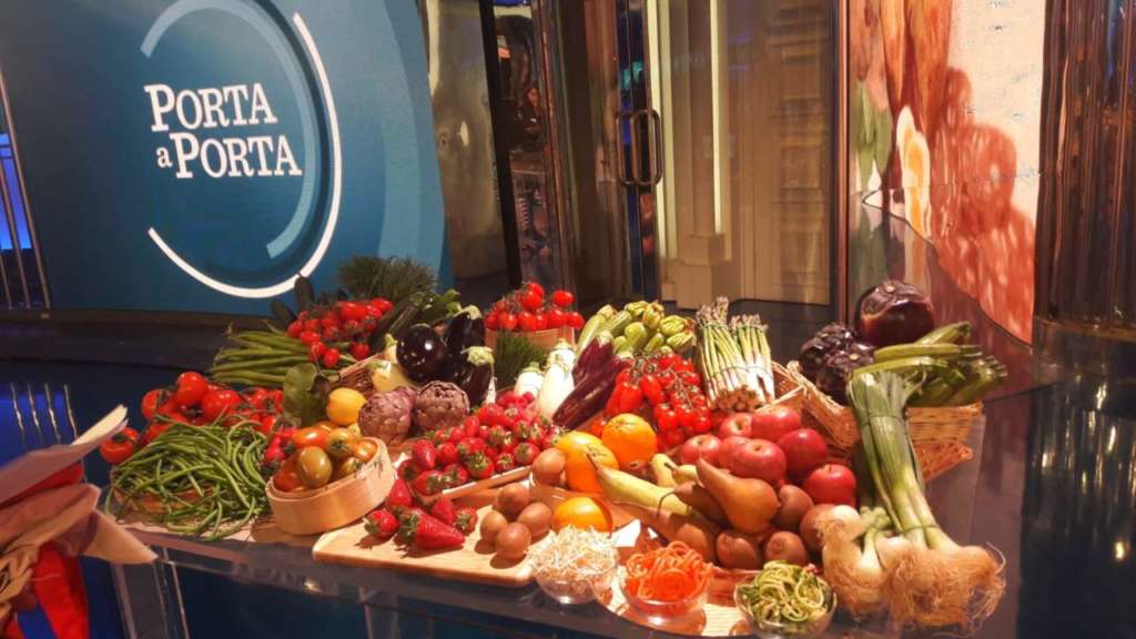 La ricca esposizione di prodotti stagionali delle Donne dell’Ortofrutta nella puntata di Porta a Porta condotta da Bruno Vespa