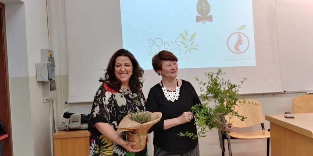 La sigla del gemellaggio, a Foggia, tra le Donne dell'Ortofrutta e le Donne dell'Olio. A sigillare l'accordo un simbolico scambio di una piantina di olivo e di melograno