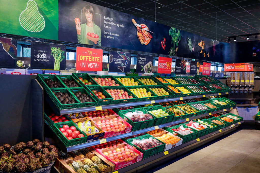 Un reparto di Aldi. La catena, tra le tante iniziative sostenibili, punta a ridurre l'impatto della plastica inquinante