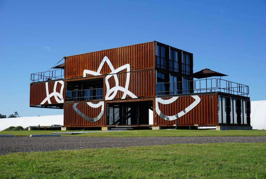 Il nuovo headquarters di Cultiva, in Florida: un edificio di 3 piani e 534 metri quadri realizzato con container usati e ricondizionati trasportati via nave