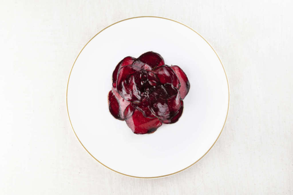 Un piatto dello chef tre stelle Michelin Niko Romito: Insalata tiepida di rape rosse, patata e mandorla (credits: Brambilla Serrani)