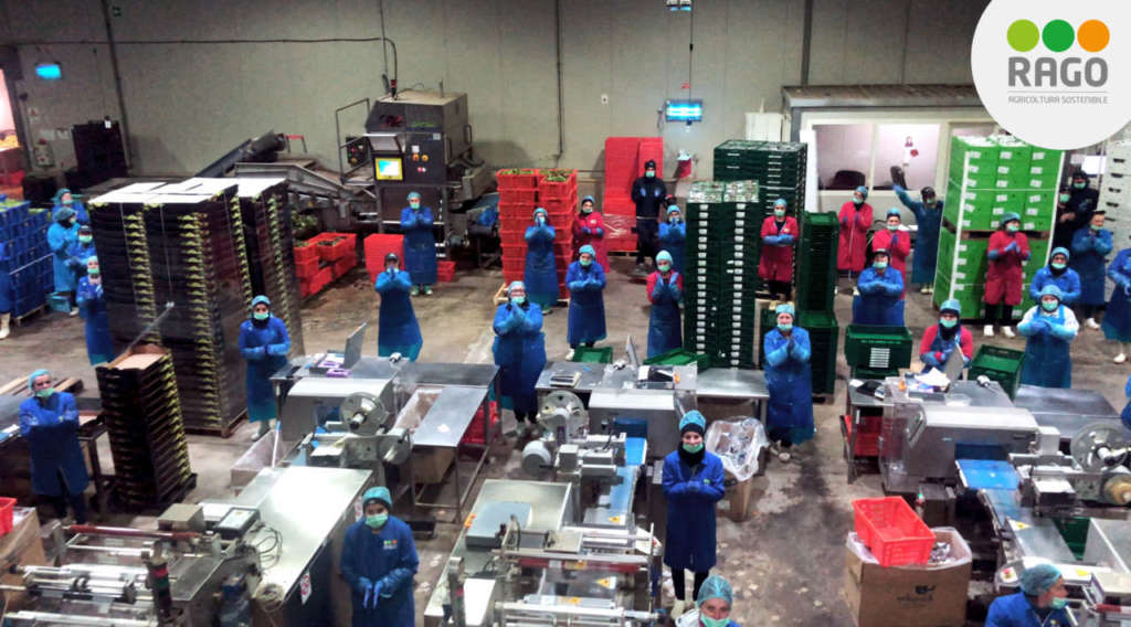 I lavoratori del Gruppo Rago di Battipaglia cantano in coro 