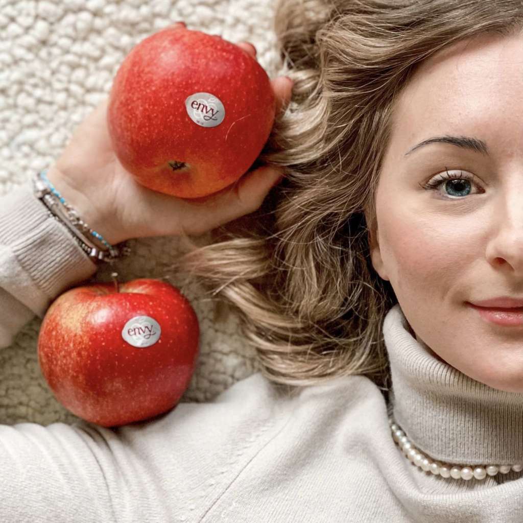 La mela club envy spicca per la buccia di colore rosso brillante