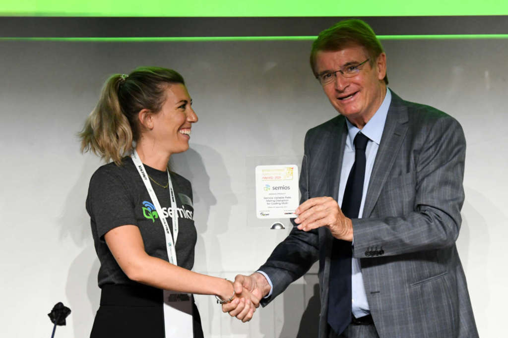 Paola Stura di Semios riceve il premio per le Biosoluzioni a Macfrut