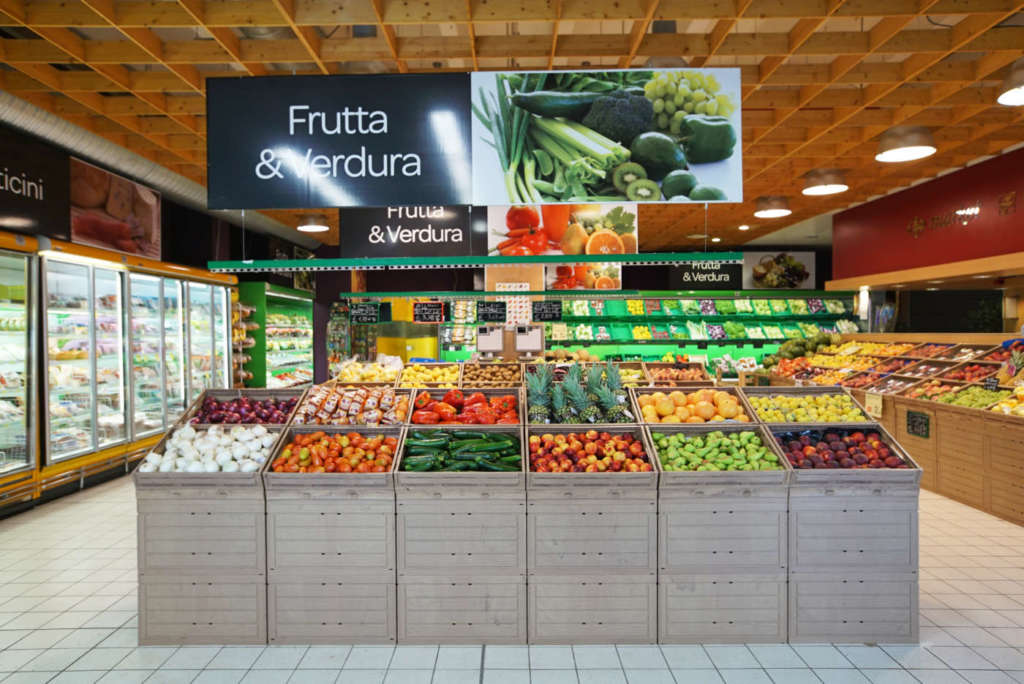 Le cassette per l'ortofrutta Tosca presso un punto di vendita Carrefour Market