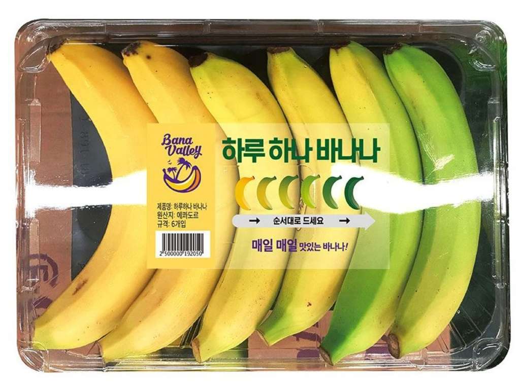 La confezione di banane con diversi gradi di maturazione venduta da E-Mart (foto da Independent.co.uk)
