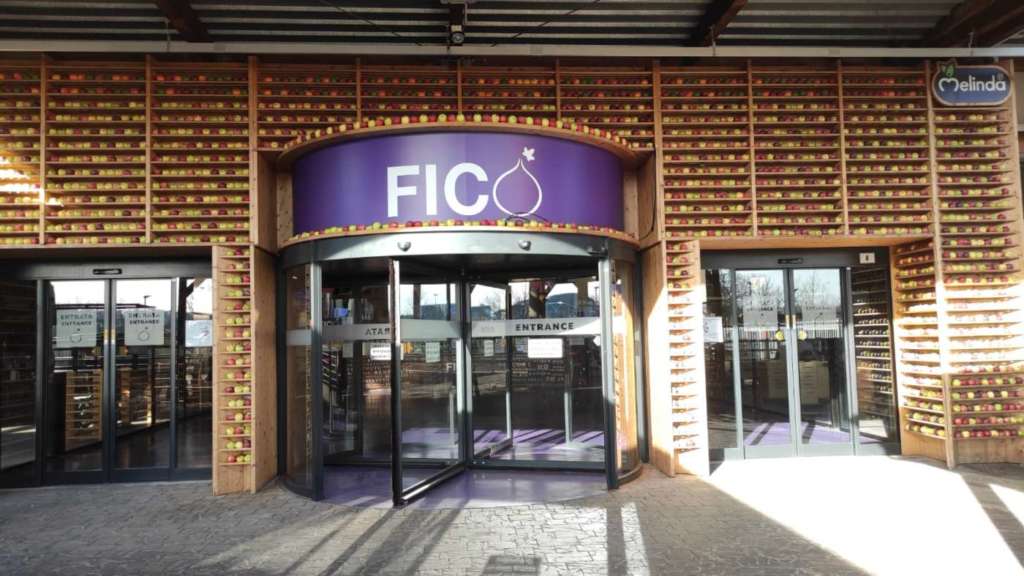 Parete ingresso Fico realizzata con le mele Melinda