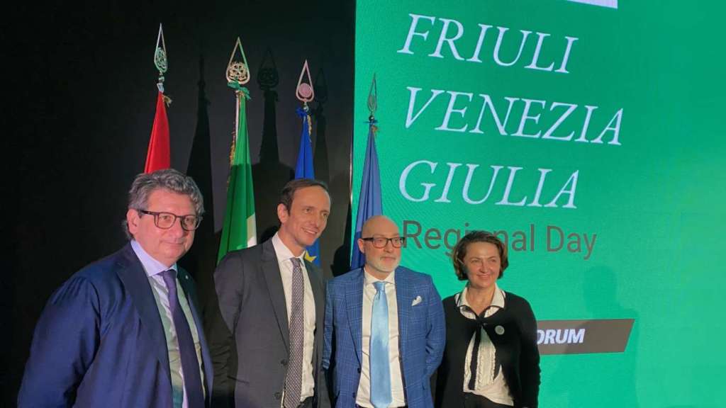 Zeno D'Agostino, presidente Adsp Mare Adriatico Orientale (a sx); Daniele Modesto, ceo Zero e Massimiliano Fedriga, presidente Regione Friuli Venezia Giulia (al centro); Diana Battaggia, Head Unido Itpo Italy (a dx)
