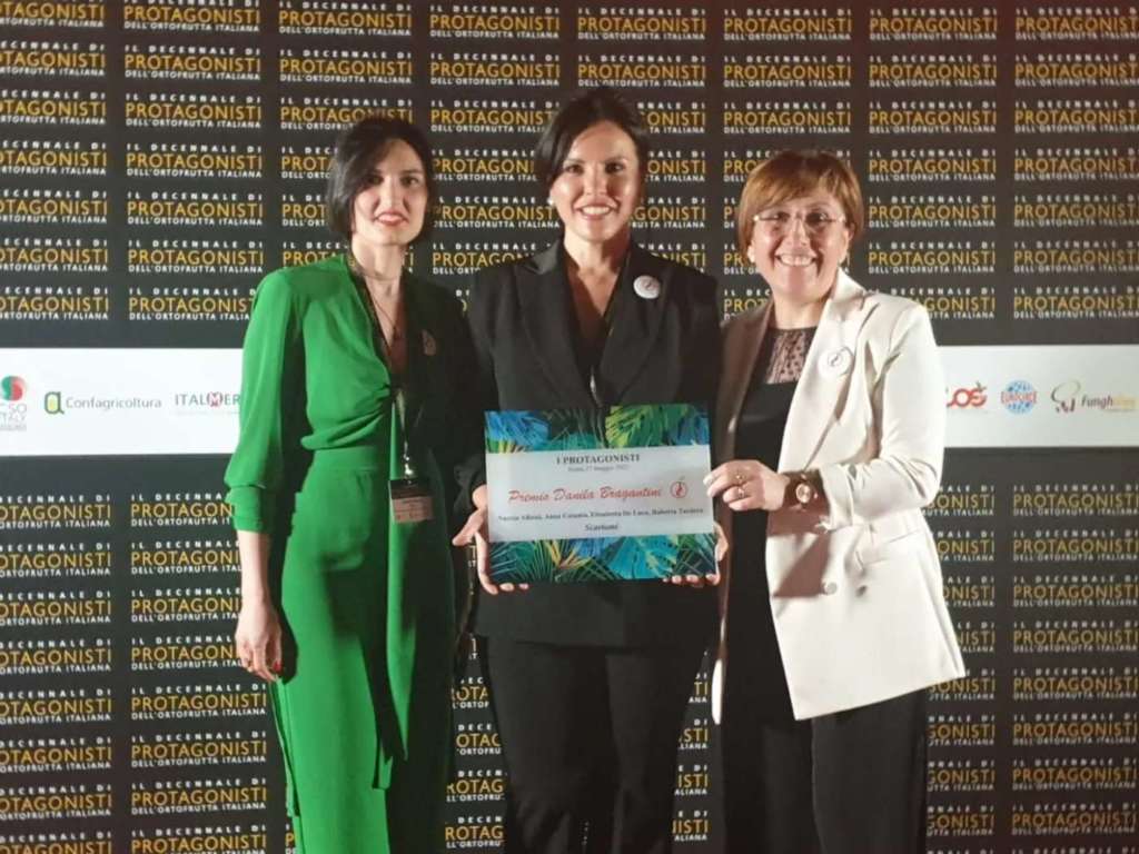 Nuccia Alboni (a dx, Ortonatura-Melanzì), Roberta Tardera (a sx, Op Ioppì) ed Elisabetta De Luca (al centro, azienda San Lorenzo) vincitrici del premio Bragantini 2022 con il progetto Scartami