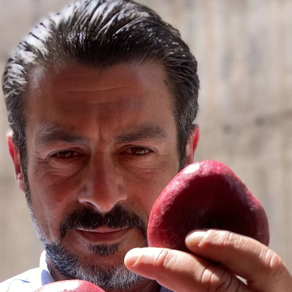 Marco Eleuteri con la nettarina piatta a marchio Saturnia