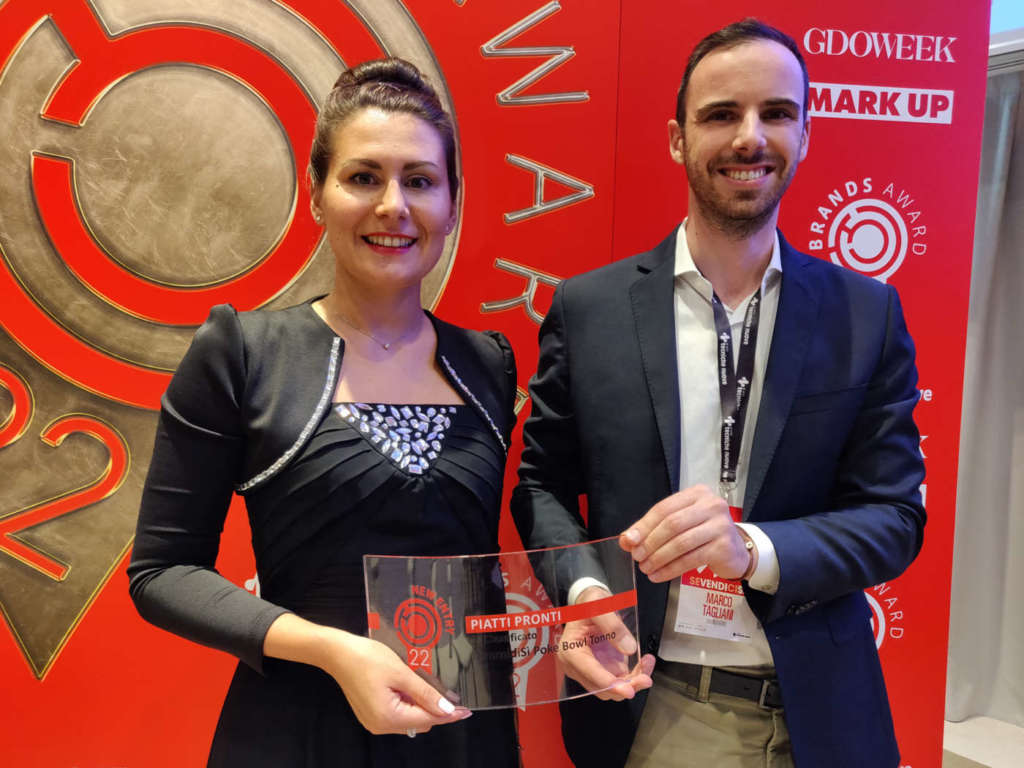 Luana Filini e Marco Tagliani del team marketing La Linea Verde ritirano il Brands Award