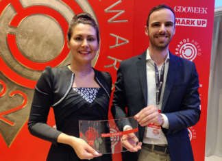 A DimmidiSì il premio New Entry al Brands Award 2022 Luana Filini e Marco Tagliani del team marketing La Linea Verde ritirano il Brands Award