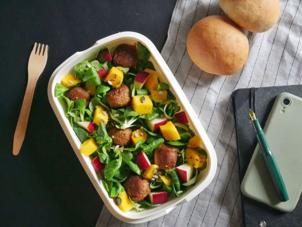 Polpette vegetali, insalata con noci e semi, mela e mango a fette. Una ricetta elaborata dal Gruppo prodotti a base vegetale di Unione Italiana Food in collaborazione con il foodblogger Paolo Pedemonte