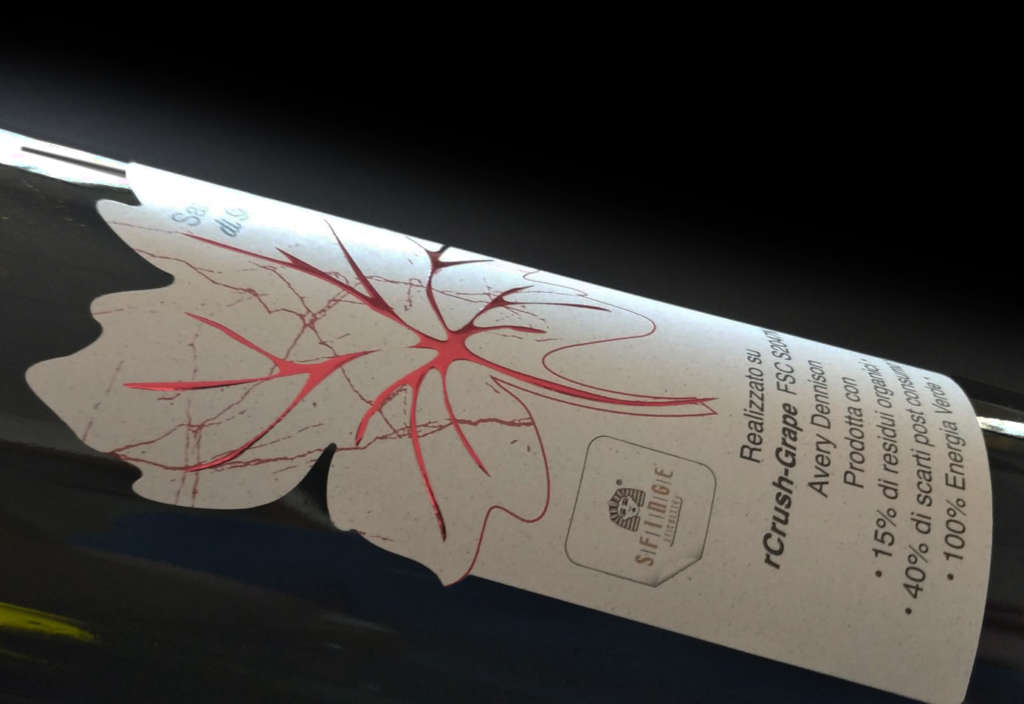 Etichetta Sfinge prodotta con scarti dell'uva