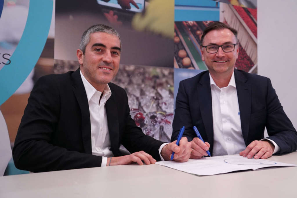 Paul Slupecki (Tomra Food) e Bruno Stravato (Icoel) firmano l'accordo