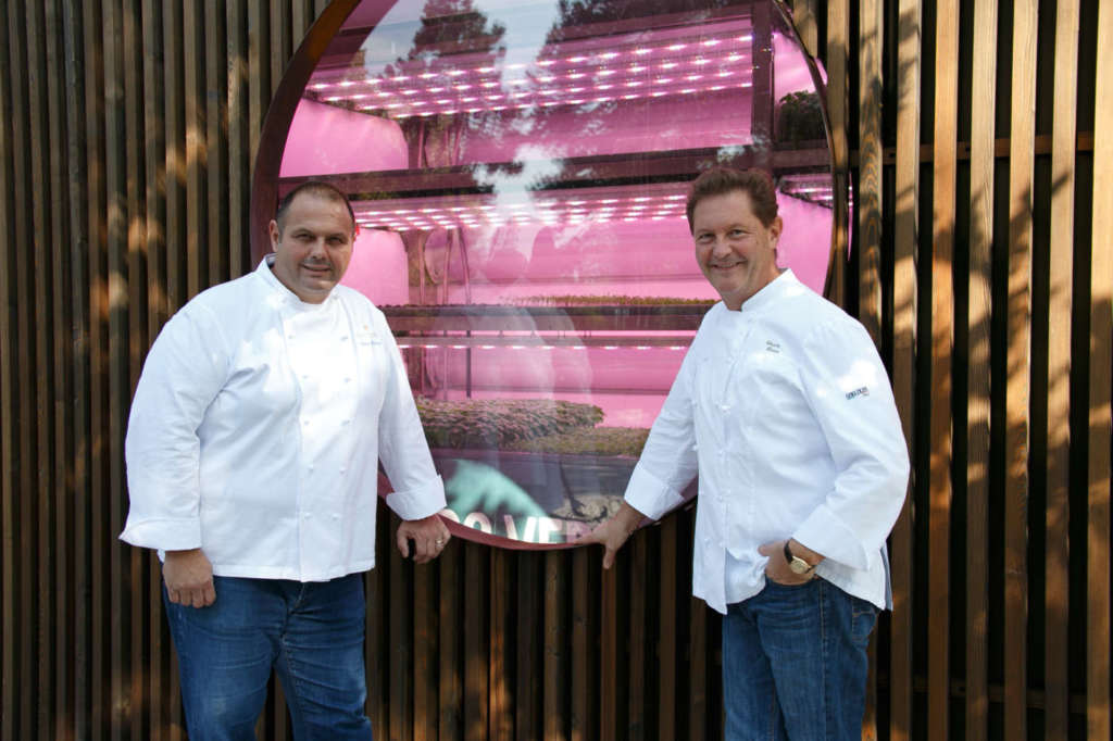 Chicco e Bobo Cerea davanti alla serra idroponica