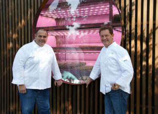 Chicco e Bobo Cerea davanti alla serra idroponica