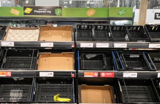 Scaffali vuoti nel Regno Unito: la risposta dei retailer