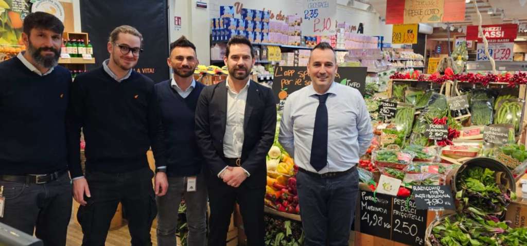 Giuliano Canella, direttore commerciale Freschi, con altri rappresentanti di Alì alla presentazione dell'app InfoCSO presso il punto di vendita Alìper di Bologna