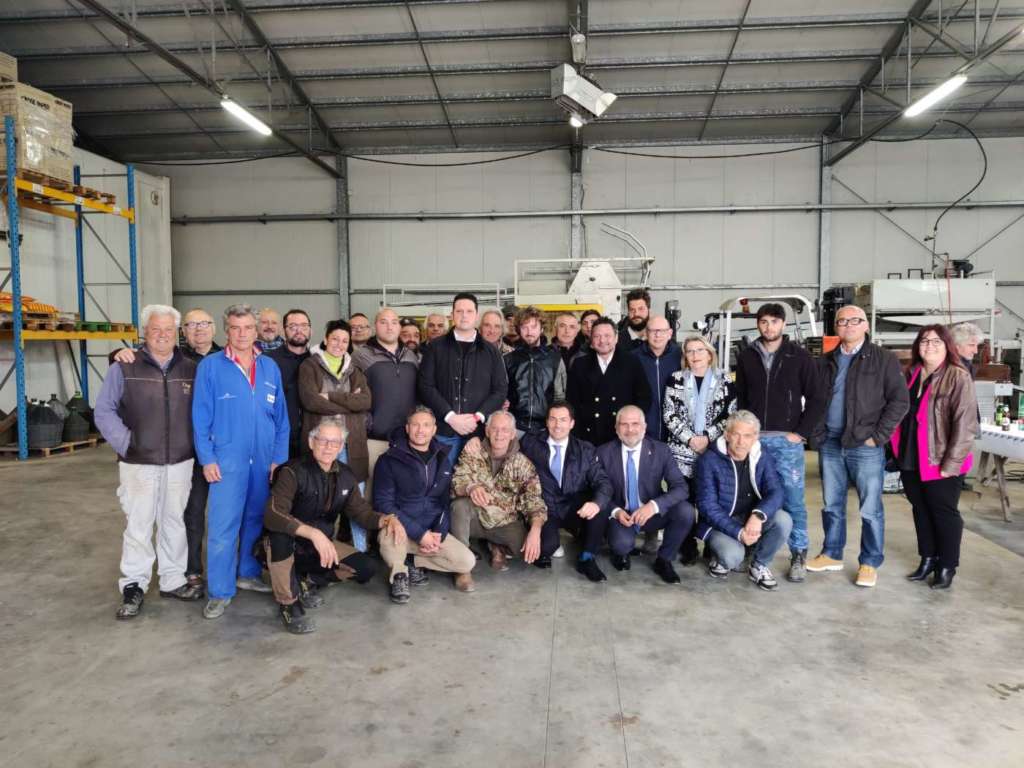 Foto di gruppo con al centro il sottosegretario Luigi D'Eramo e Jacopo Morrone