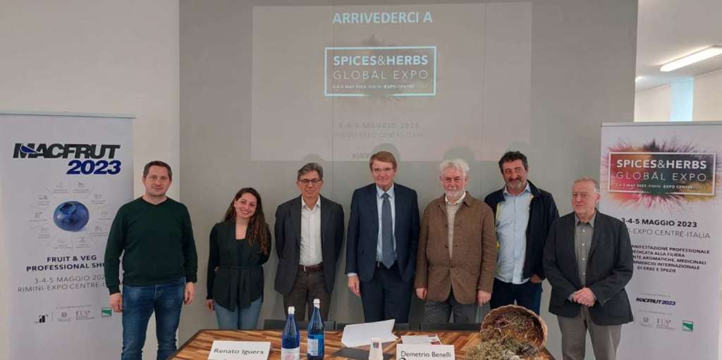 I partecipanti all'evento di avvicinamento al Salone dedicato a spezie ed erbe, tra cui il presidente di Macfrut Renzo Piraccini