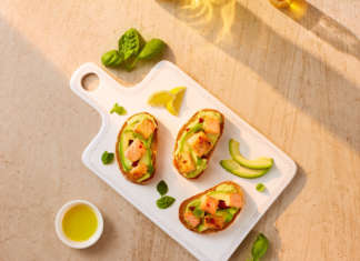 Crostoni di pane, avocado, con Mowi Gourmet Infusions Zenzero Peperoncino e Limone