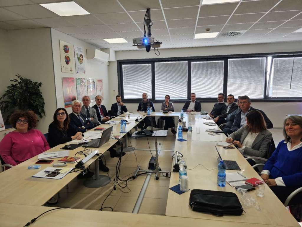 Gli associati di CSO Italy con il presidente Bruni, il direttore Macchi e la responsabile delle relazioni internazionali di CSO Italy Rubbi, in collegamento con l'ambasciata di Tokyo