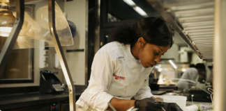 La pluripremiata chef italo-congolese Victoire Gouloubi