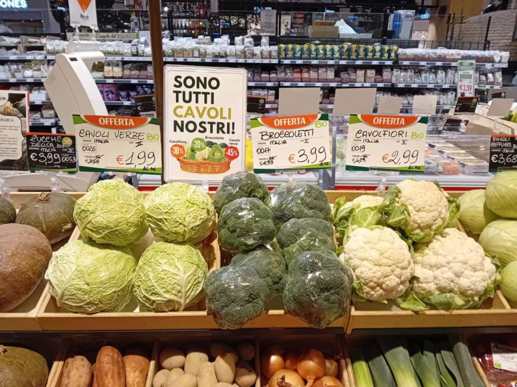 La promozione sui cavoli di Almaverde Bio in un'Isola all'interno di un punto di vendita