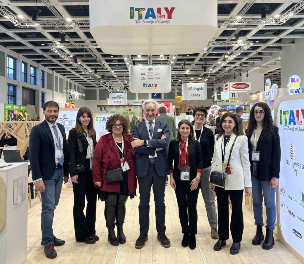 Lo staff di CSO Italy presente in fiera a Berlino, da sinistra: Luca Mari, project manager, Sarah Bellentani, marketing e comunicazione, Elisa Macchi, direttore, Paolo Bruni, presidente, Bianca Bonifacio, responsabile fiere e internazionalizzazione, Daria Lodi, statistica e osservatorio di mercato, Simona Rubbi, responsabile legislazione e progettazione, Chiara Bignami, ufficio fitosanitario