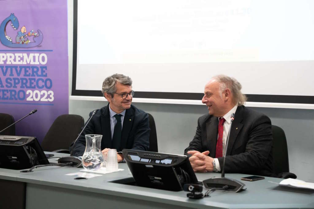 Andrea Segrè, direttore scientifico Waste Watcher International e il presidente di Natura Nuova Gabriele Longanesi alla presentazione del rapporto sullo spreco alimentare 2023