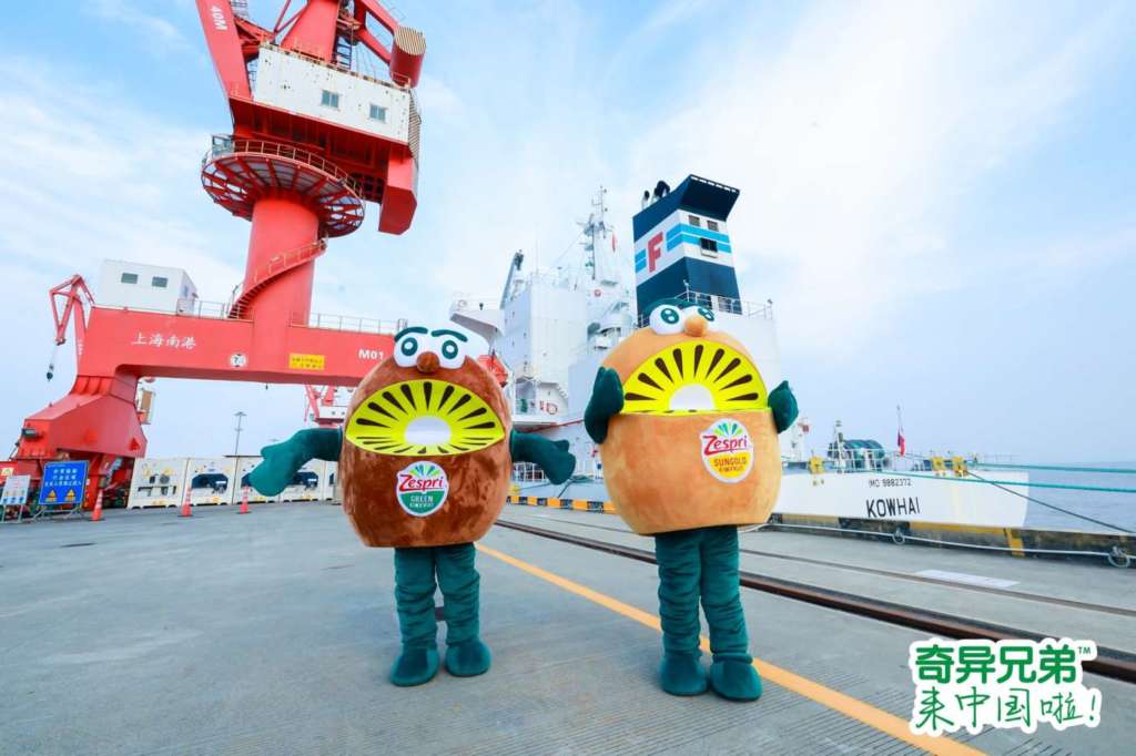 Le mascotte Zespri KiwiBrothers al porto, in Cina