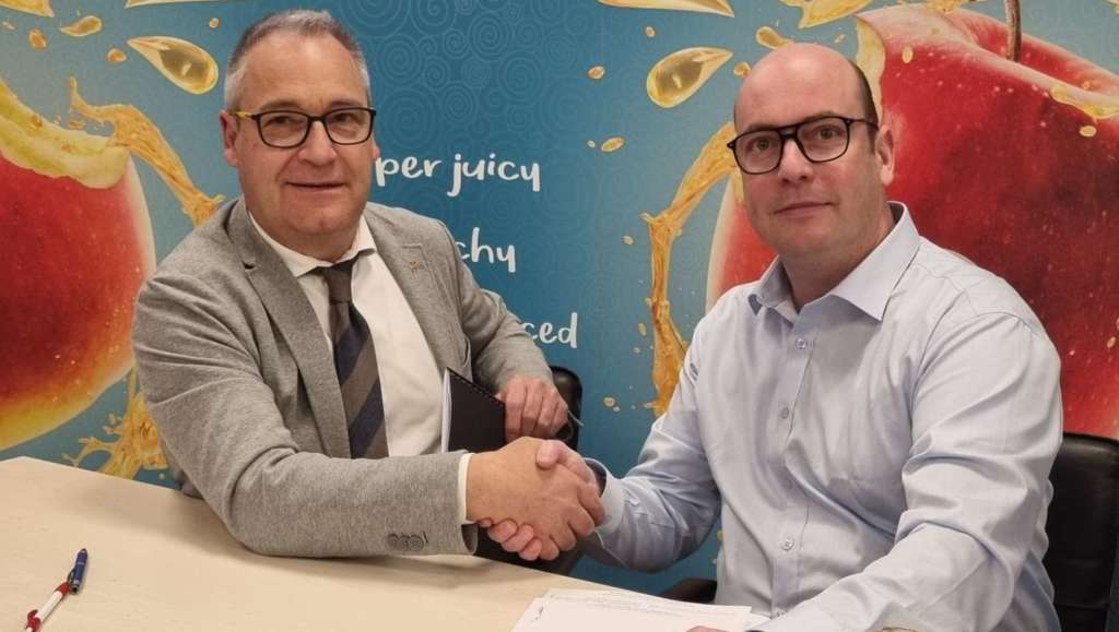 Sottoscrizione dell'accordo tra il presidente Ernesto Seppi e Willem Broux, titolare di ABCz