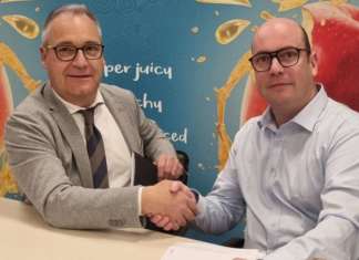 Sottoscrizione dell'accordo tra il presidente Ernesto Seppi e Willem Broux, titolare di ABCz