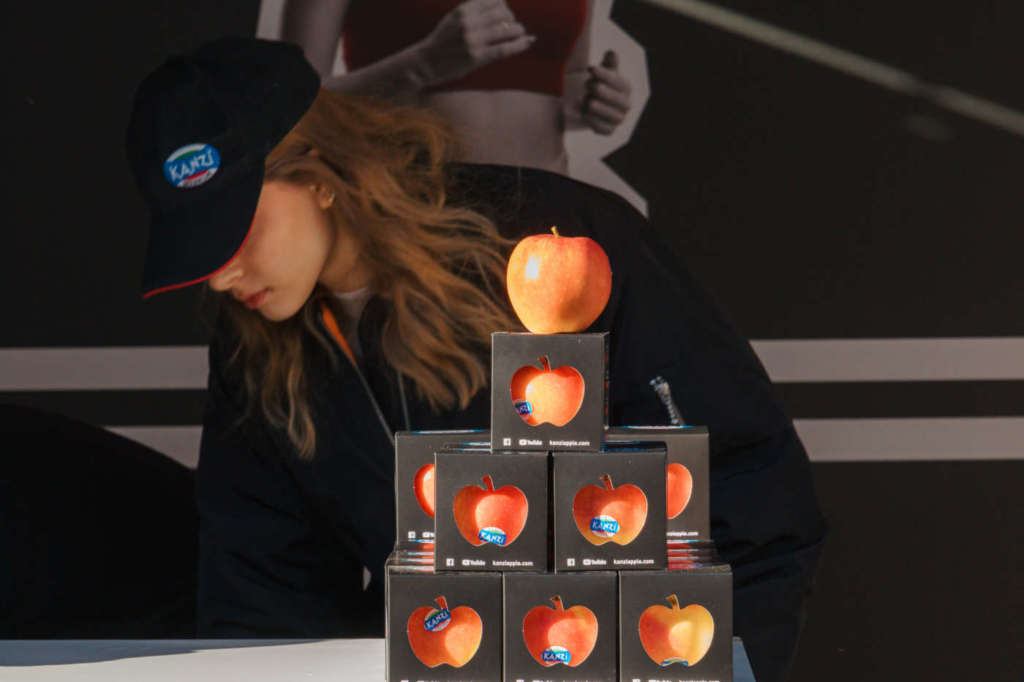 La mela Kanzi è apprezzata da giovani consumatori anche per la croccantezza