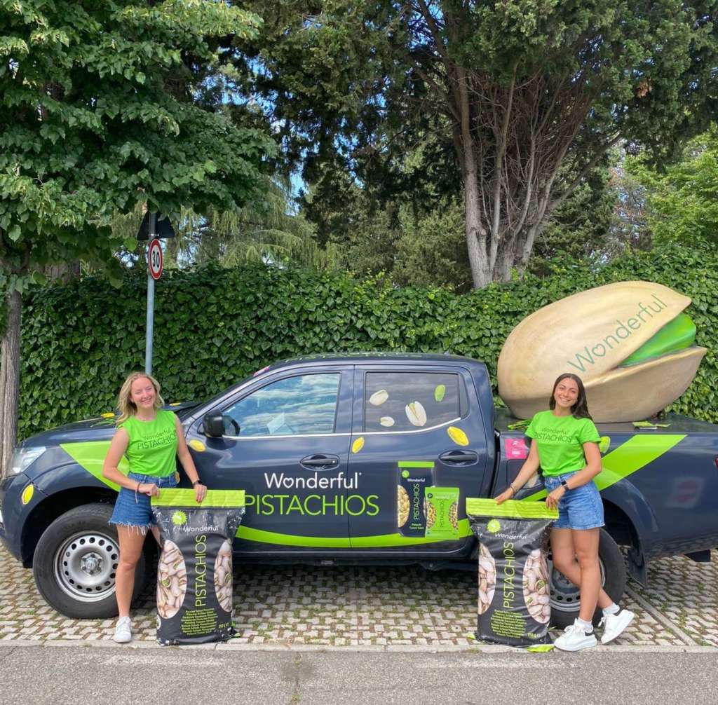 Il pick-up Wonderful con le hostess per la promozione del pistacchio