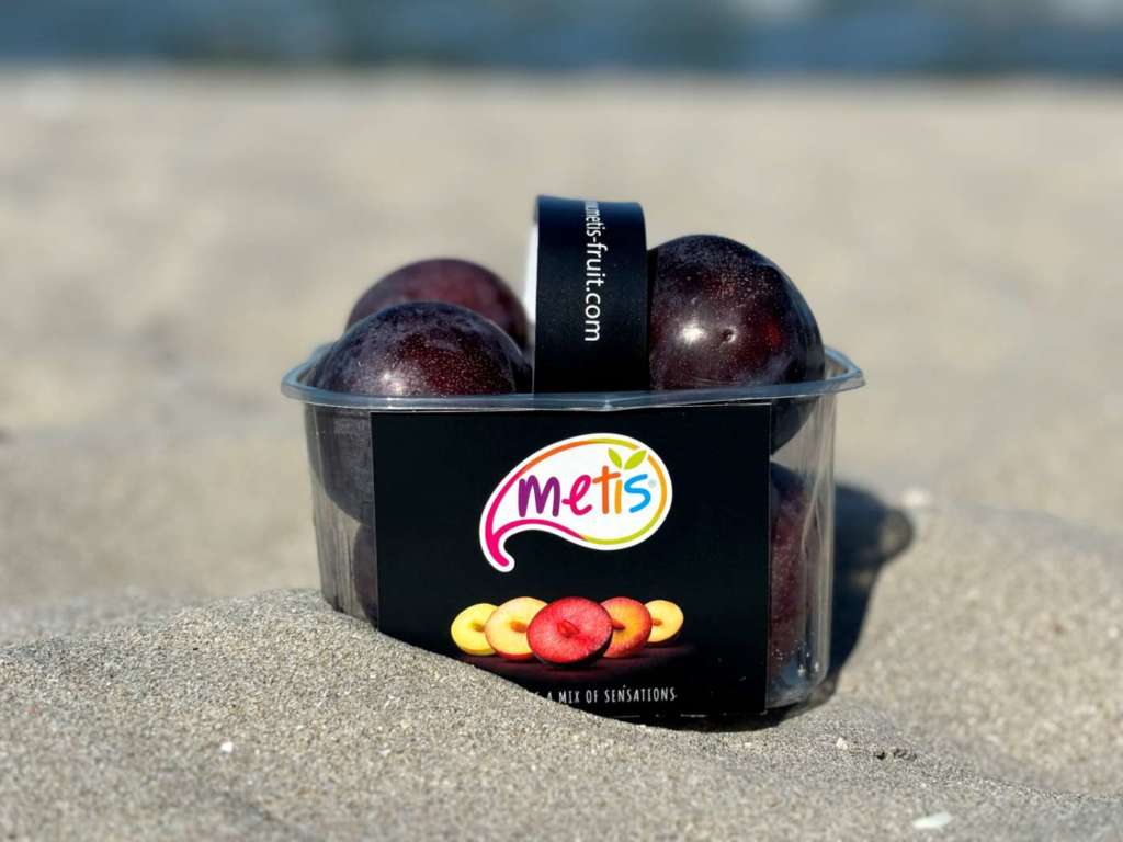 Il nuovo imballaggio della susina premium Metis